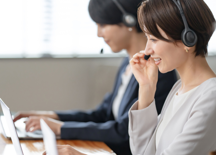 お問合せの電話に対応する女性社員の写真。お気軽にお問合せください。