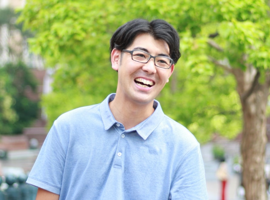 代表取締役社長 猫山ポン太郎の写真。黒髪センター分けの短髪、眼鏡がトレードマークの30代男性です。