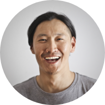 満面の笑みを浮かべる男性。夢が叶ったとき、きっと笑顔になっていただけます。