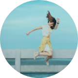 元気にジャンプする女性の写真。こんな風に飛び跳ねたくなるくらい、ご満足いただけるサービスを目指しています！