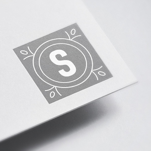 Shiroのロゴを名刺やパンフレットで使用した様子。