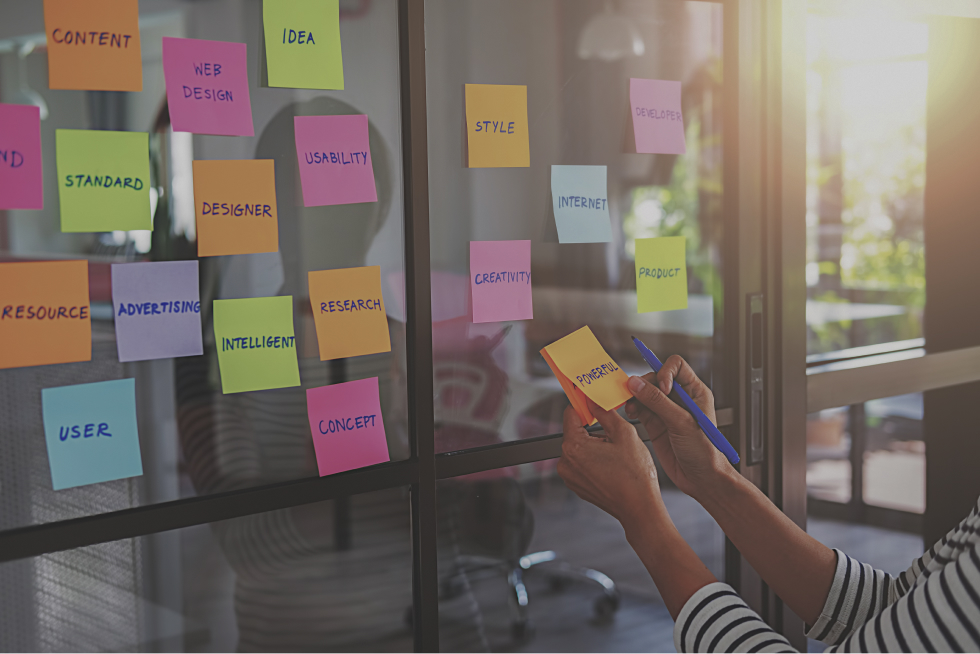 WEBデザインのアイディアが書かれたカラフルな付箋。企画やレイアウトを考えるクリエイティブな制作過程の様子。